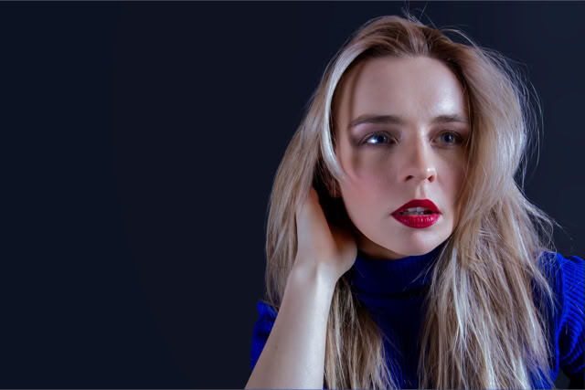 Seksowny wyraż twarzy młodej zawodowej modelki. Kobieca sesja zdjęciowa. Portret Kobiety.
