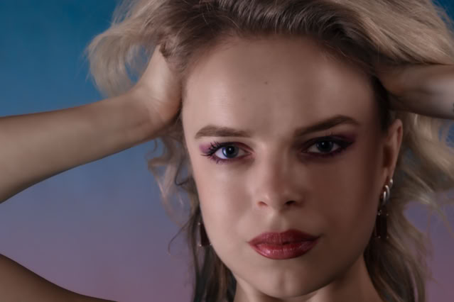 Ukrainśka modelka. Piękna blondynka. Spojrzenie pełne złości. Kobieca sesja zdjęciowa. Portret Kobiety. Portretowa Sesja Fotograficzna. Kobieca sesja zdjęciowa. Portret Kobiety.