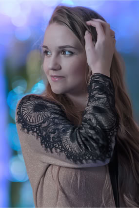 Delikatna uroda modelki. Kobieta z długimi blond włosami. Portretowa Sesja Fotograficzna. Kobieca sesja zdjęciowa. Portret Kobiety.