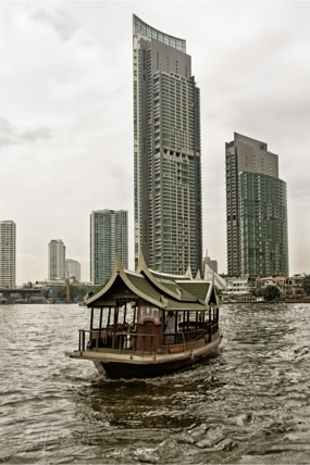 Bangkok. Wieżowce nad rzeką. Fotoreportaż - Krajobrazy, przyroda na świecie.