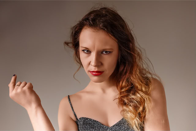 Artystyczna sesja kobieca w klimacie sensualnym i fine art – nastrojowe portrety kobiet w delikatnych stylizacjach, studyjne światło, emocjonalny nastrój i kobieca estetyka. Portretowa Sesja Fotograficzna. Kobieca sesja zdjęciowa. Portret Kobiety.