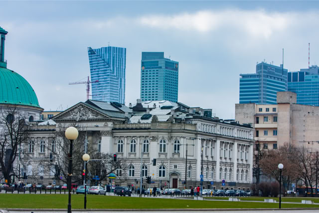 Fotoreportaż - Krajobrazy, przyroda na świecie. Widok budynków przy ulicy Królewskiej w Warszawie.