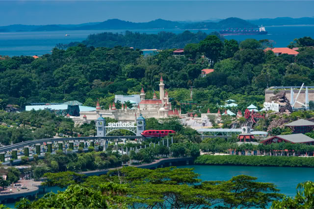 Fotoreportaż - Krajobrazy, przyroda na świecie. Widok z kolejki na wyspę Sentosa w Singapurze.