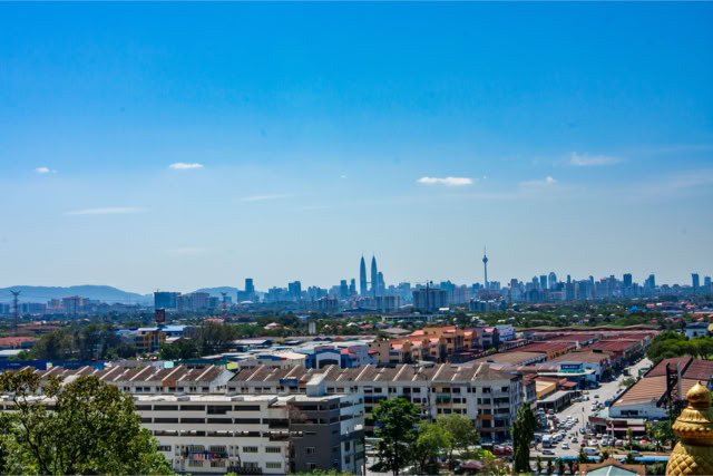 Malezja - Symbol Kuala Lumpur - w oddali dwie wieże. Fotoreportaż - Krajobrazy, przyroda na świecie.