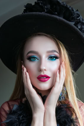 Beauty. Idealny makijaż, piękne blond włosy. Dziewczyna w kapeluszu. Kobieca sesja zdjęciowa. Portret Kobiety.