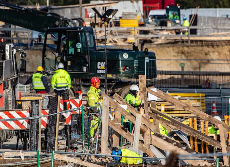 Reportaż o pracy na budowie.