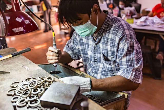 Fotoreportaż - Przy pracy. Fotografie ludzi przy pracy.